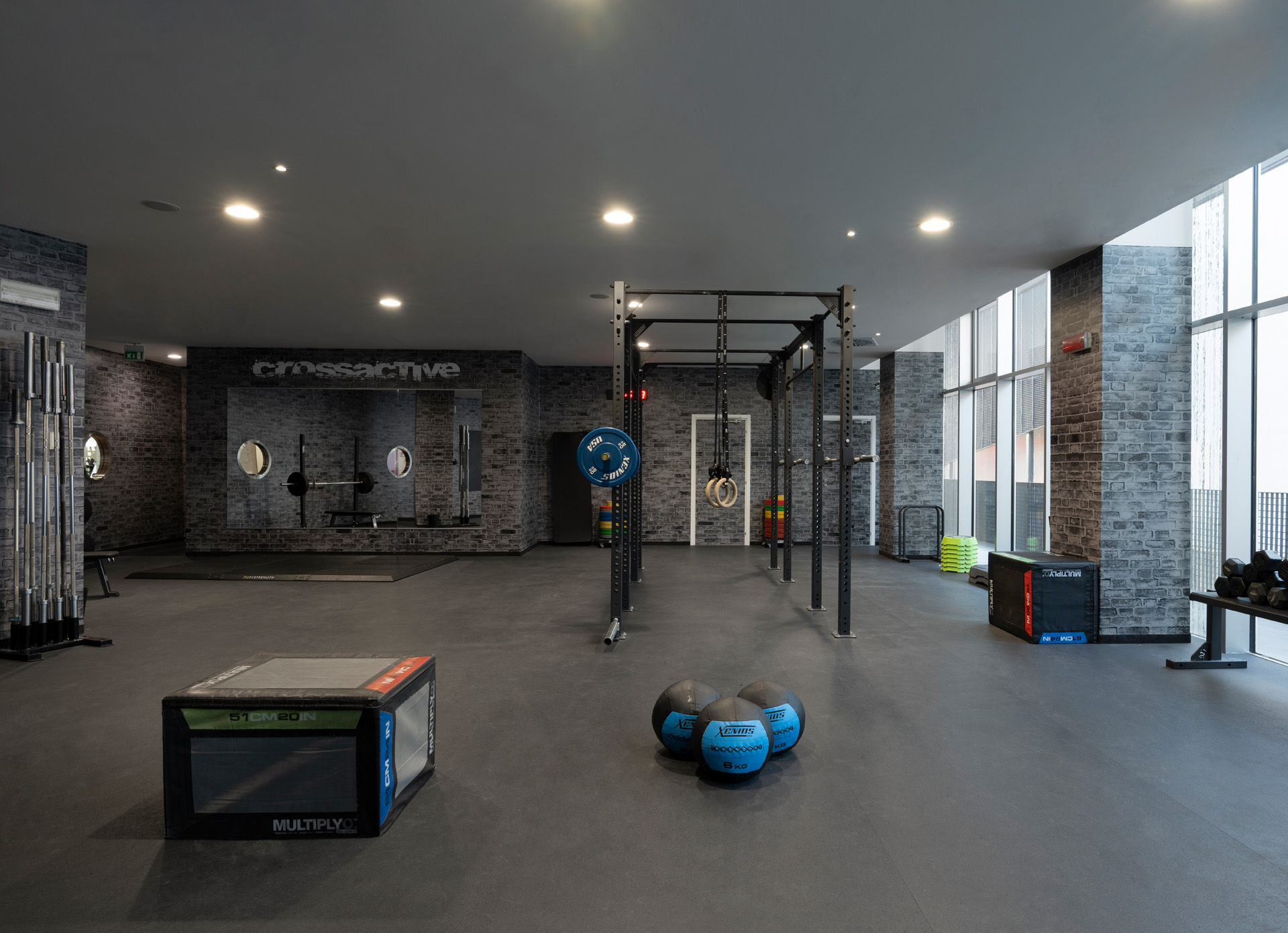 Studio<br>Cross Active